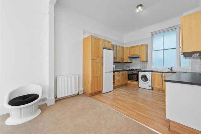 Thumbnail Flat to rent in Kensington Court, London