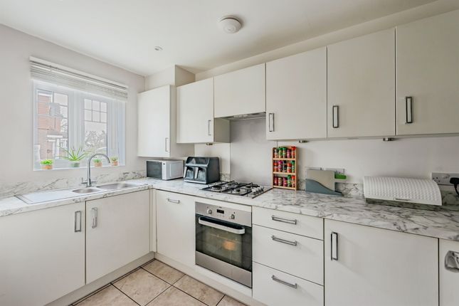 4, Donington Park Close, Edenbridge photo 2