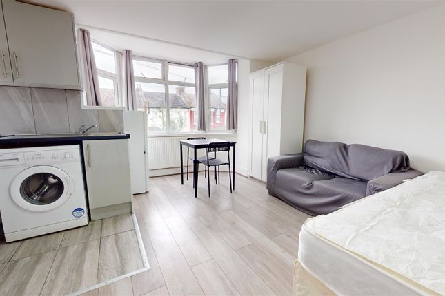 Thumbnail Flat to rent in Lancaster Road, Dollis Hill, London