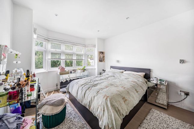 Flat to rent in Hale Grove Gardens NW7, Mill Hill, London,