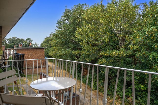 5 Sunderland Close, Rochester photo 3