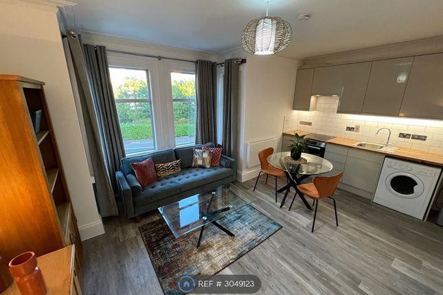 Flat, Basingstoke Road, Reading photo 3