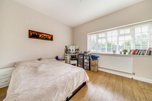 Flat 3 Tulip Court, 131a Manor Drive North, Malden Manor photo 4