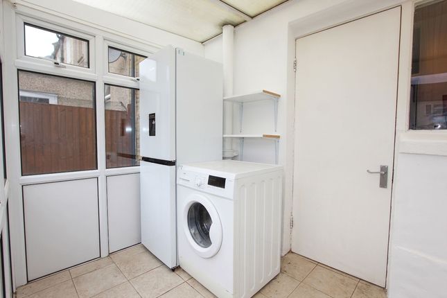 15 Paisley Road, London photo 5