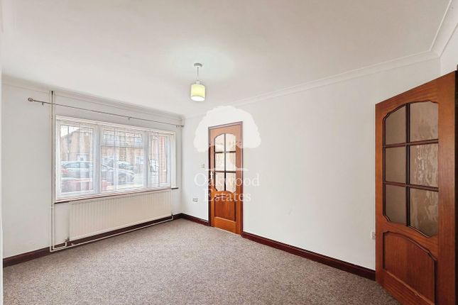 25, Norfolk Avenue, Slough photo 3