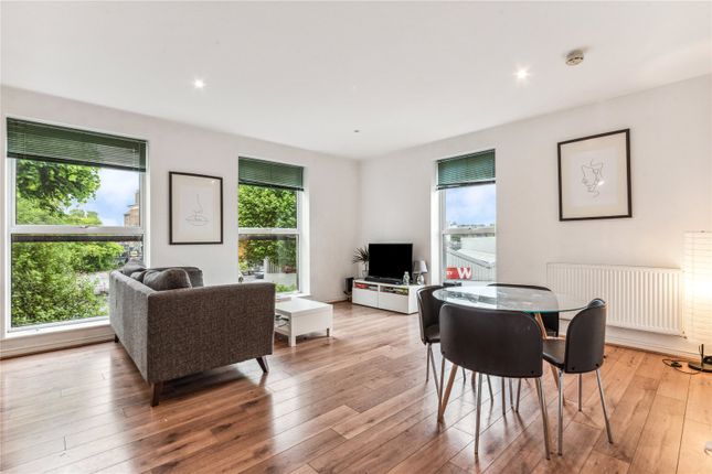 Flat to rent in Old Devonshire Road, London