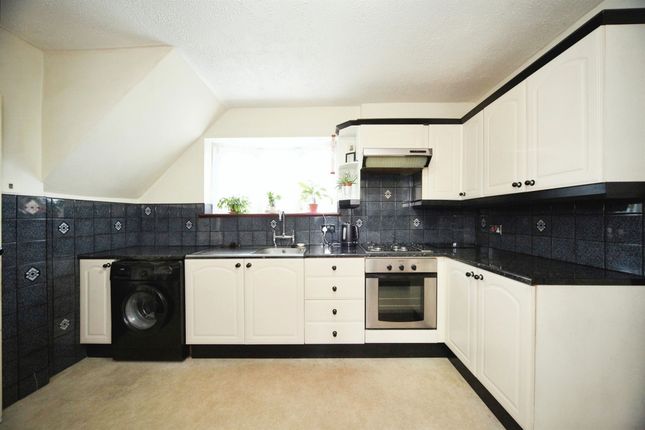 Terraced house for sale in Rotherham Avenue, Luton