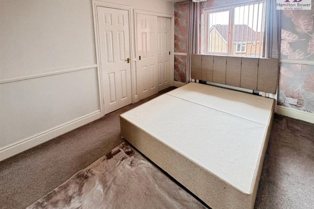 17, Ploughmans Croft, Bradford photo 4