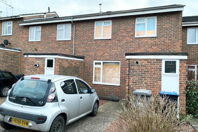 Thumbnail Flat to rent in Orchard Way, Addlestone