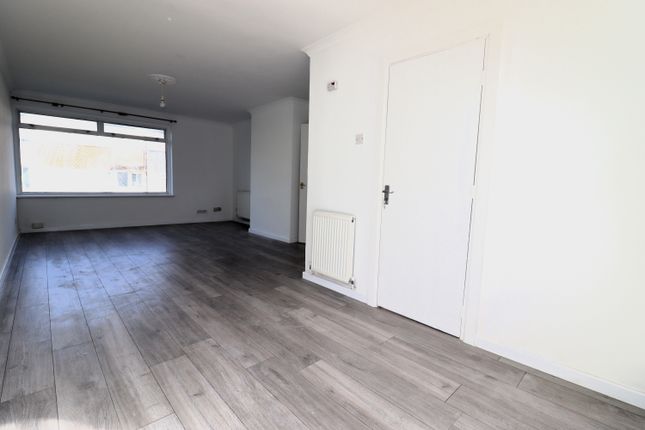 72, Mynchens, Basildon photo 5