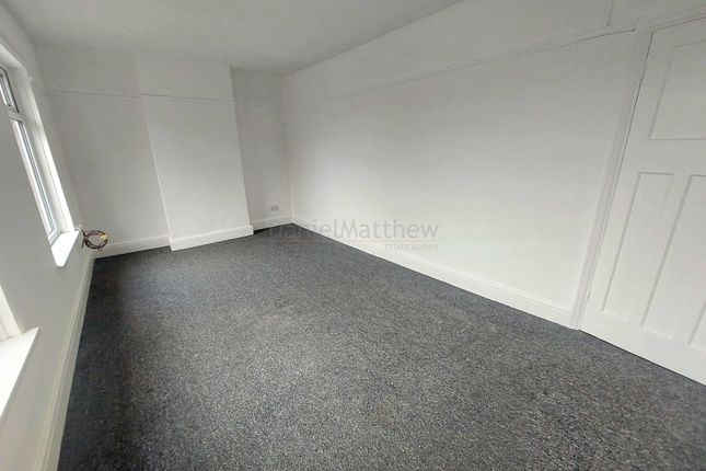 Flat to rent in Barry Road, Barry