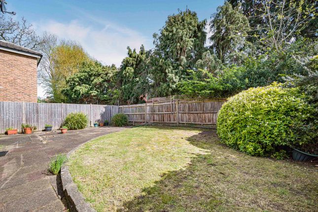 18, Den Close, Beckenham photo 3