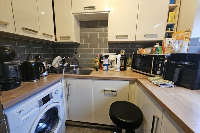Thumbnail Flat to rent in Epping Close, Reading