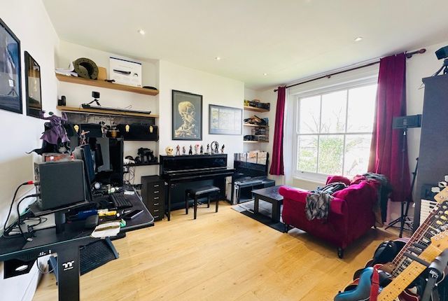 Thumbnail Flat to rent in Cliff Road, Camden Town