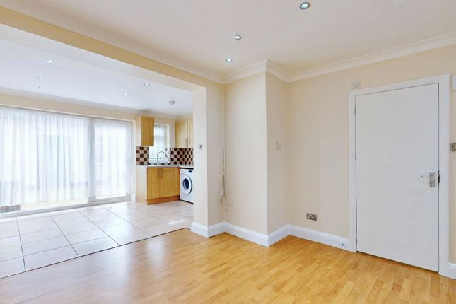 39 Woodstock Gardens, Hayes photo 2