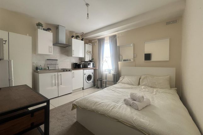 Flat 3, 50, Oaklands Road, London photo 2