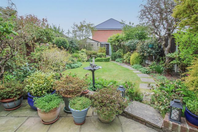 6, Tweed Green, Romford photo 2