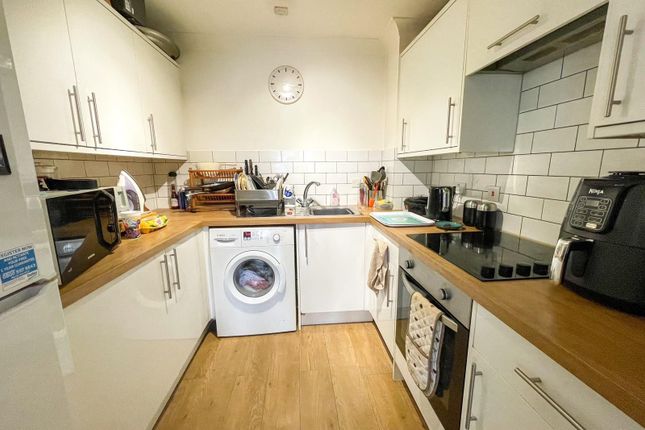 Flat 12, Astrid House, Feltham photo 4