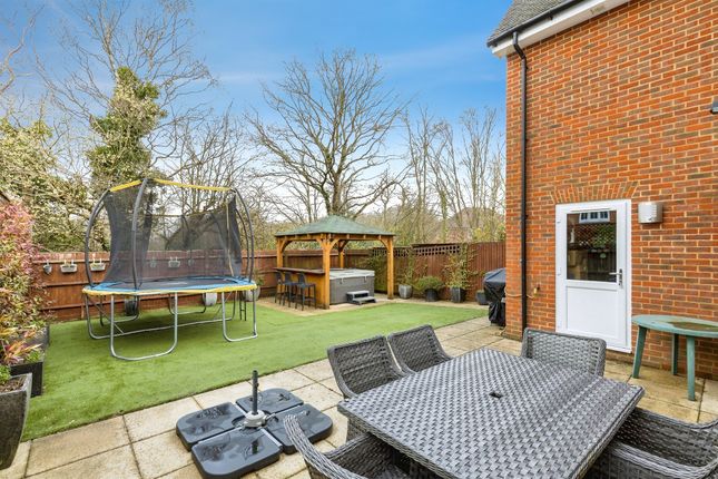 15, Brougham Lane, Crawley photo 2