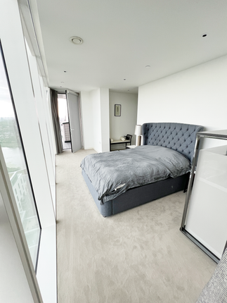 Flat to rent in Skyline Apartments, London