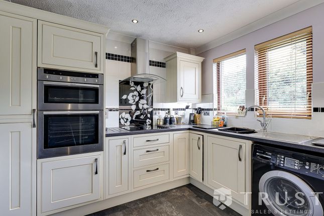 21 Crowlees Close, Mirfield photo 4