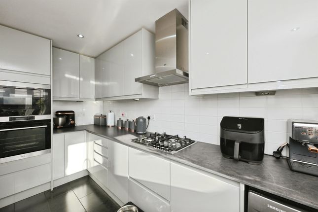 37, Robinia Road, Broxbourne photo 3
