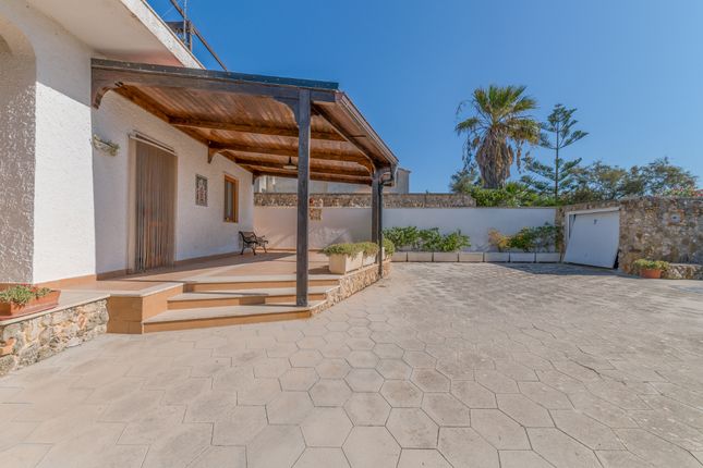 Villa for sale in Spiaggiabella, Lecce, Puglia, Italy