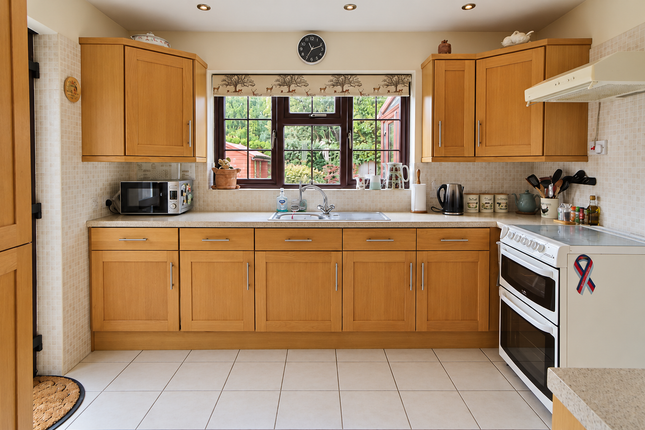 183, Hazleton Way, Waterlooville photo 2