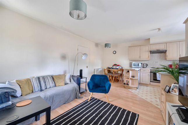 4, Chamberlayne Avenue, Wembley photo 4