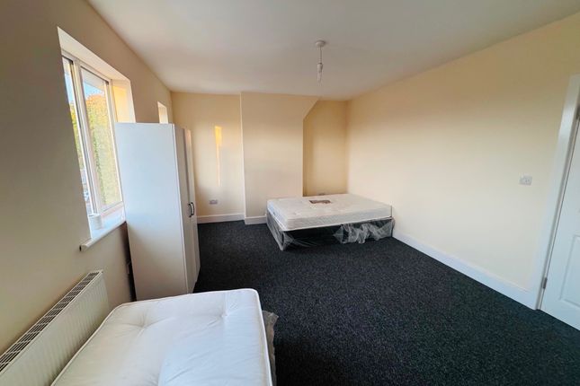 Porters Avenue, Dagenham photo 4