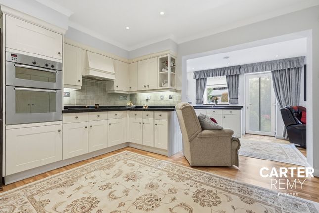 50, Chelsworth Crescent, Southend-on-sea photo 3