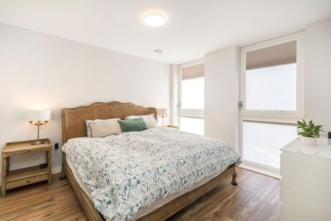 32, Baltic Avenue, Brentford photo 3
