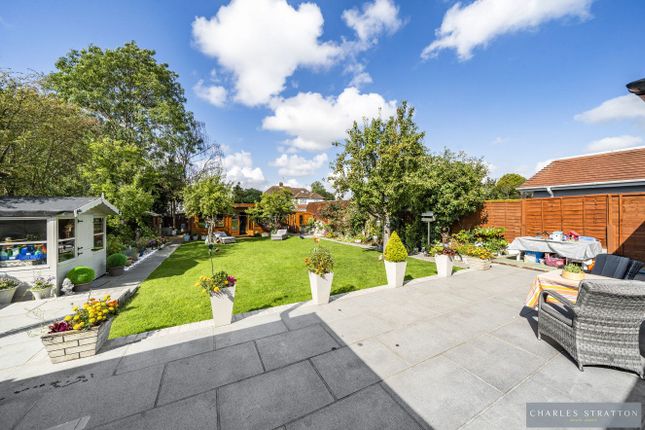 4 Brook Close, Romford photo 3