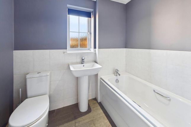 23, Holme Farm Way, Pontefract photo 3