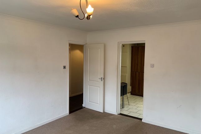 Flat to rent in Hunters Close, Kingsthorpe, Northampton