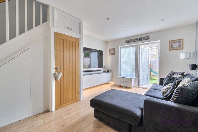 7, Corderoy Place, Chertsey photo 2