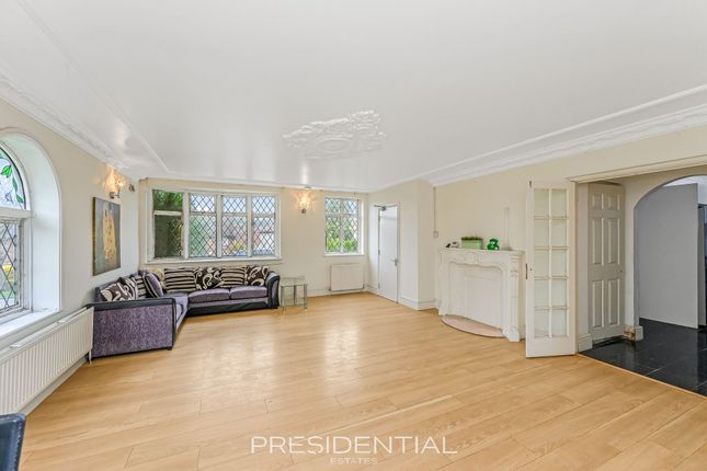2 Goldingham Avenue, Loughton photo 4