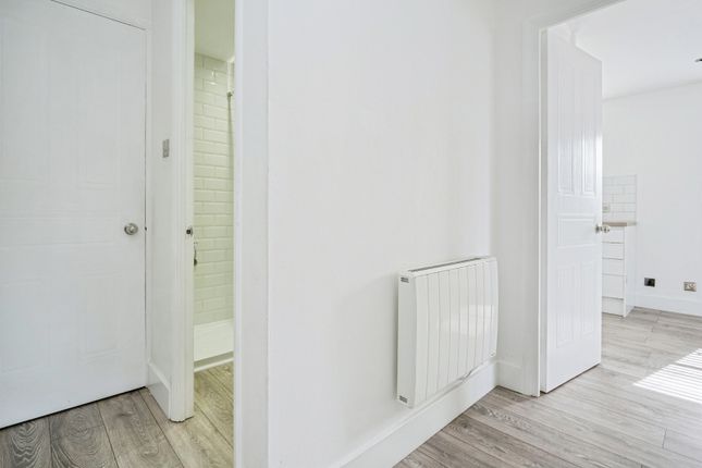 14, Thurlow Close, London photo 4