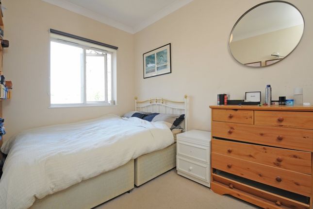 11 Capitol Apartments, 5, Bolingbroke Walk, London photo 4