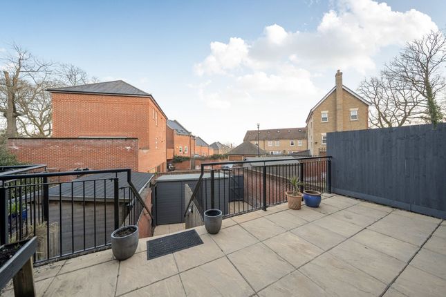 3 Adam Close, London photo 4