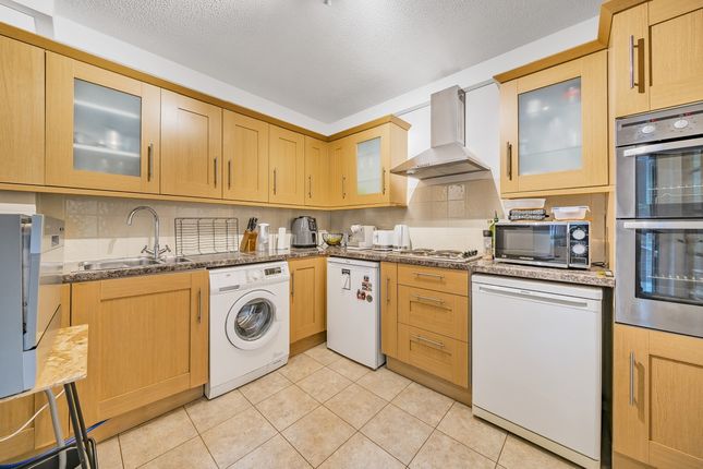 17, Manningtree Close, London photo 3