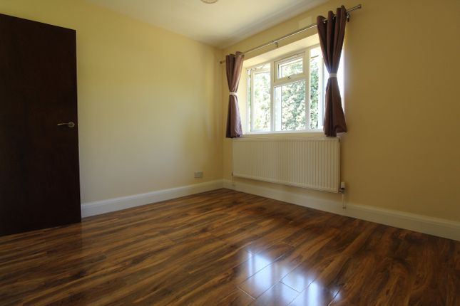 Flat 6, 68 Warminster Road, London photo 4