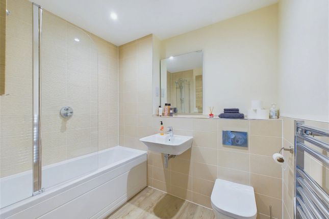 Flat for sale in Pondtail Walk, Faygate, Horsham