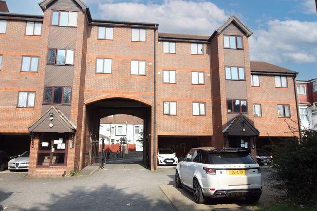 Thumbnail Flat for sale in Nightingale Court, Waldeck Road, Luton