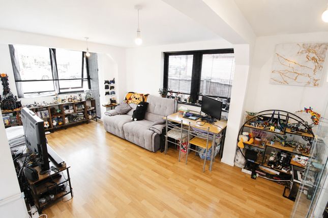Flat 3, 6 Worplesdon Road, Guildford photo 4
