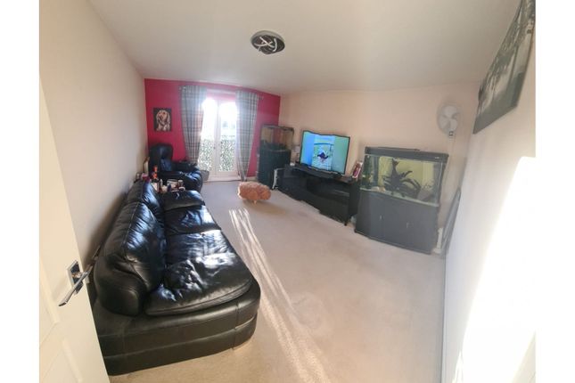 Flat for sale in 32 Ladybower Way, Hull