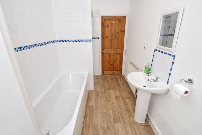 13 Osborne Place, Todmorden photo 4