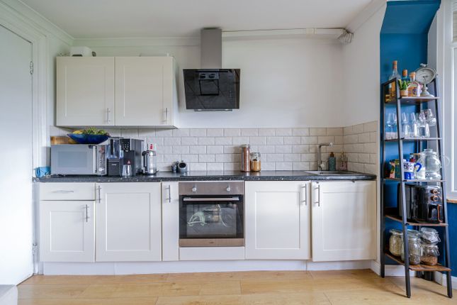 Flat 2 Marlyns House, 79, London Road, Surrey photo 3