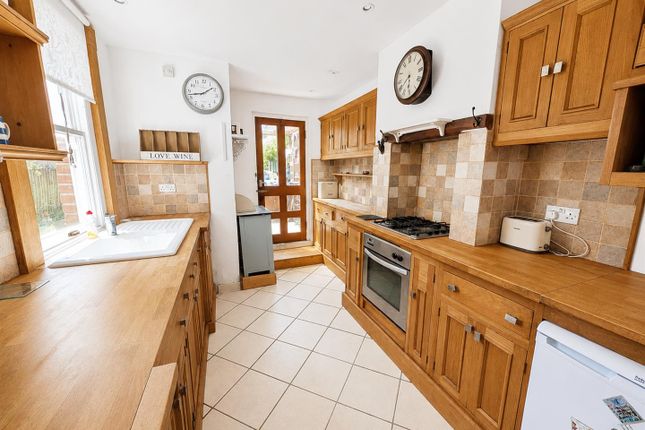 8, Harcourt Road, Uckfield photo 3