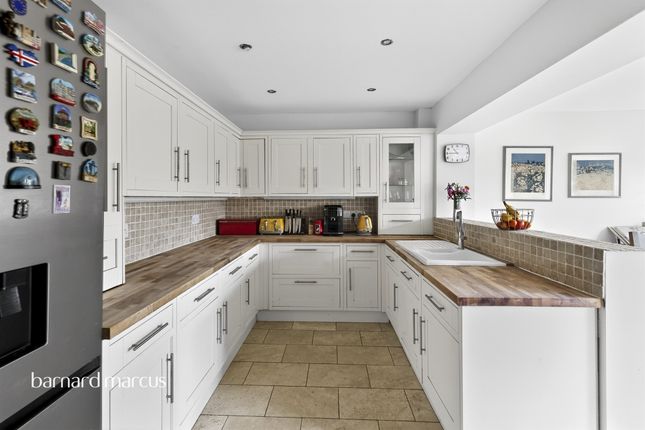 54, Oakdene Road, BETCHWORTH photo 3